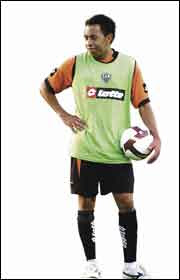 Atlético x Náutico - Um time de "Aflitos" pela liderança junior+fundo+branco - Atlético x Náutico - Um time de "Aflitos" pela liderança