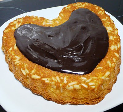  Bizcocho esponjoso de chocolate y piñones 