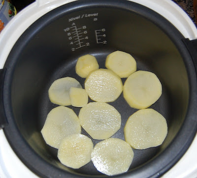 Se disponen las rodajas de patata en el fondo de la cubeta