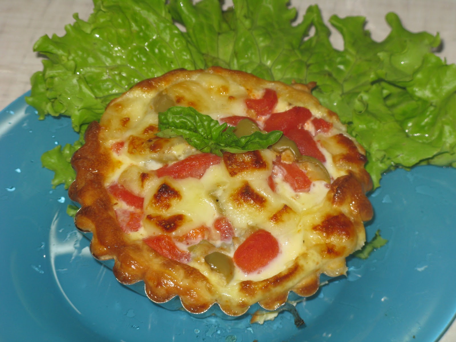 Тарталетки с ветчиной и сыром и помидорами
