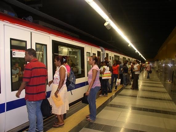 METRO DE SANTO DOMINGO CON 18 MESES EN SERVICIO, AUN LA OBRA HUELE A ...