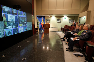 Videoconferencia periódica con las misiones en el exterior.