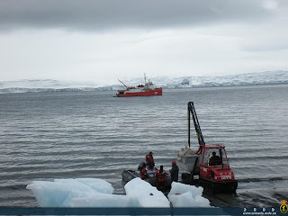 El Buque de Investigación Oceanográfico “Las Palmas” completa las operaciones de descarga de personal y material en las bases antárticas.