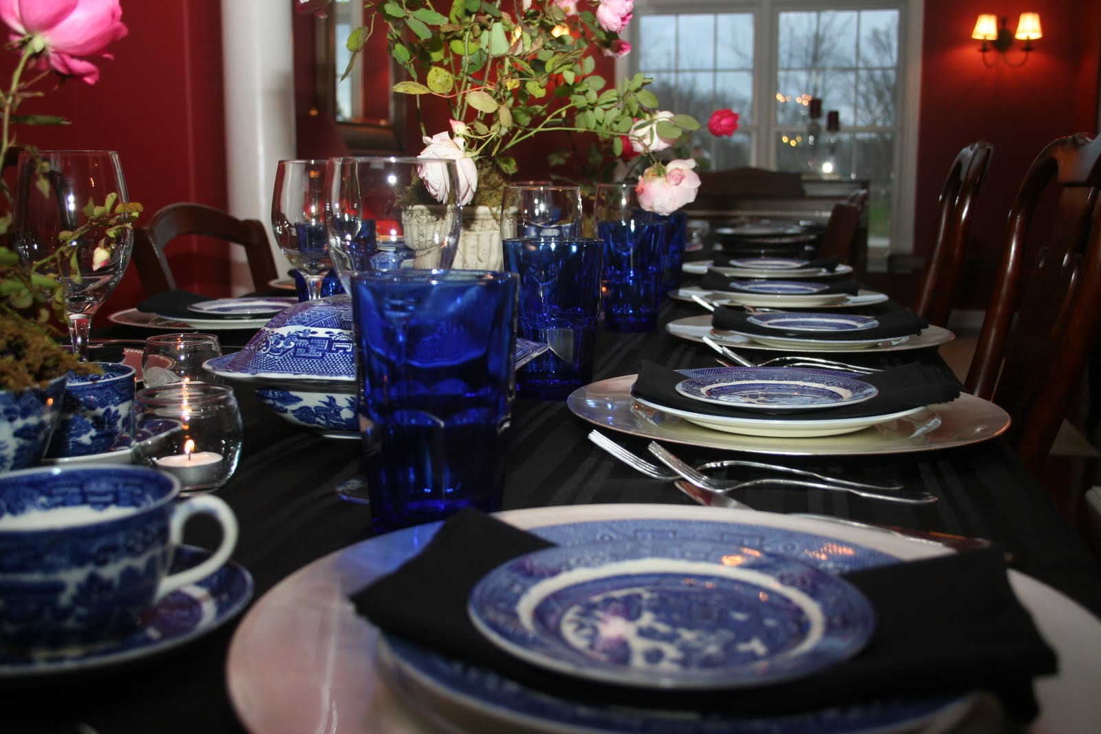 Сервировка стола в синем цвете. Сервировка новогоднего стола в синем цвете. Новогодний стол синий. Сервировка стола синяя посуда. Сервировка стола в синих тонах.