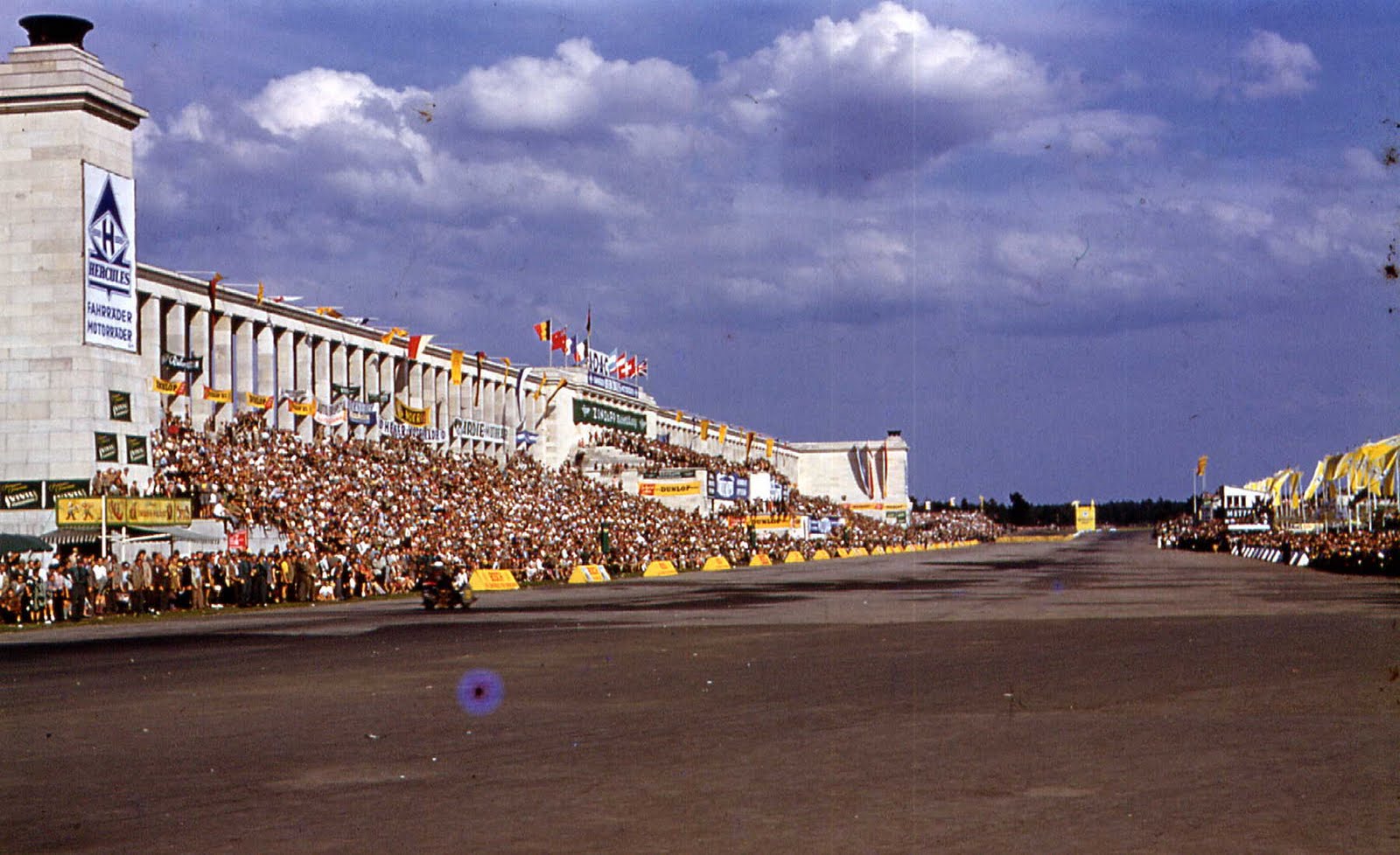 [028++Norisring+Circuit+@+Nuremberg.+21-7-57..jpg]