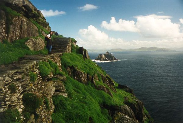 Eng Vue vum Skellig Michael op den "Little Michael" mat der gresste Brutkolonie vum "Basstolpel"