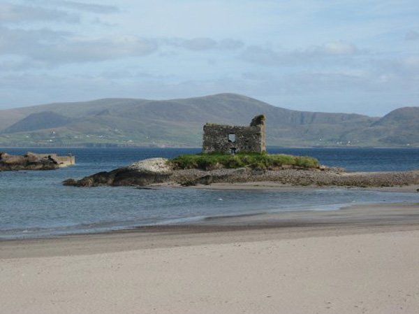 Mc Carthy Castle op enger vun den scheinsten Plaagen vun Irland, Ballinskellig Blue Flag Beach