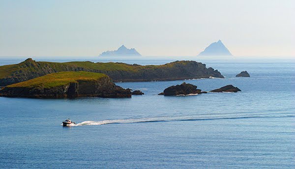 "Horse Island" an d'Skellig Rocks am Hannergronn. Eng aaner Plaatz vun der Superlativ