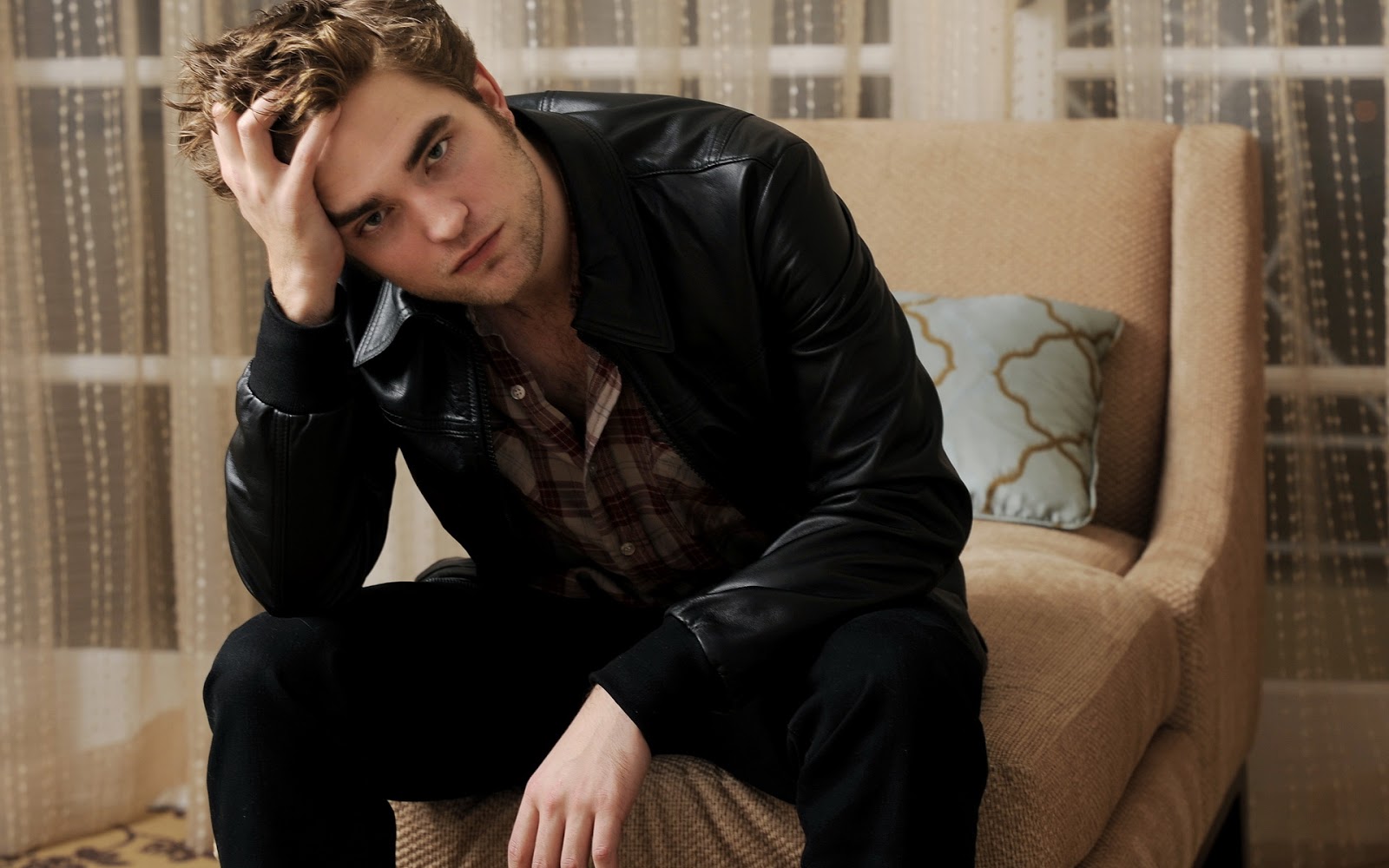 http://2.bp.blogspot.com/_2UbsSBz9ckE/S7ka2AC4vvI/AAAAAAAABLo/aWG9HHzapH4/s1600/robert-pattinson-bed-wallpapers_HD_1920x1200.jpg