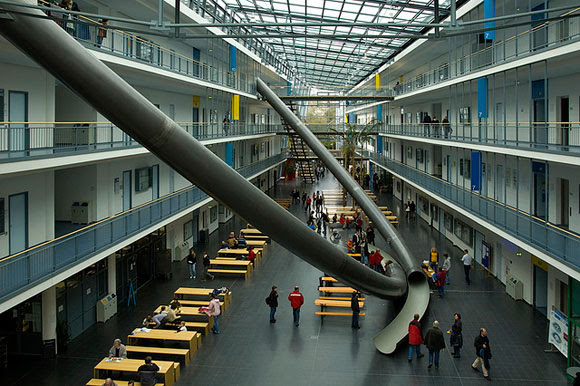 Video : 階段の代わりに、すべり台を活用しているドイツの大学！！