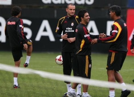 [arda+&+rijkaard.jpg]