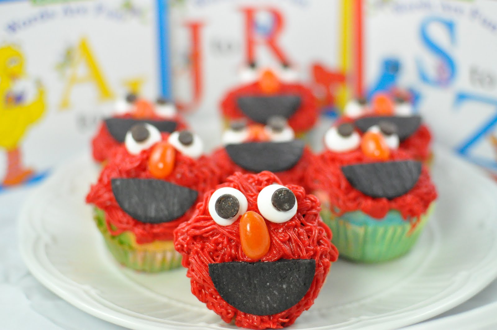 Simply Sara: Elmo Cupcakes