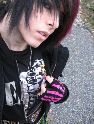 Cool Purple emo hairstyle and awesome emo make-up!