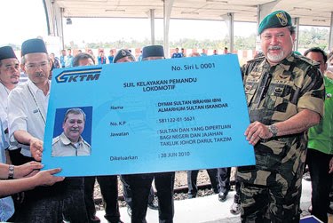 Sultan Johor cipta sejarah mendapat lesen memandu keretapi
