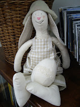 Haren Elvira med tillhörande påskägg