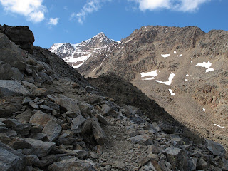 Ein erster Blick auf die Wildspitze im Anstieg zum Urkundkolm