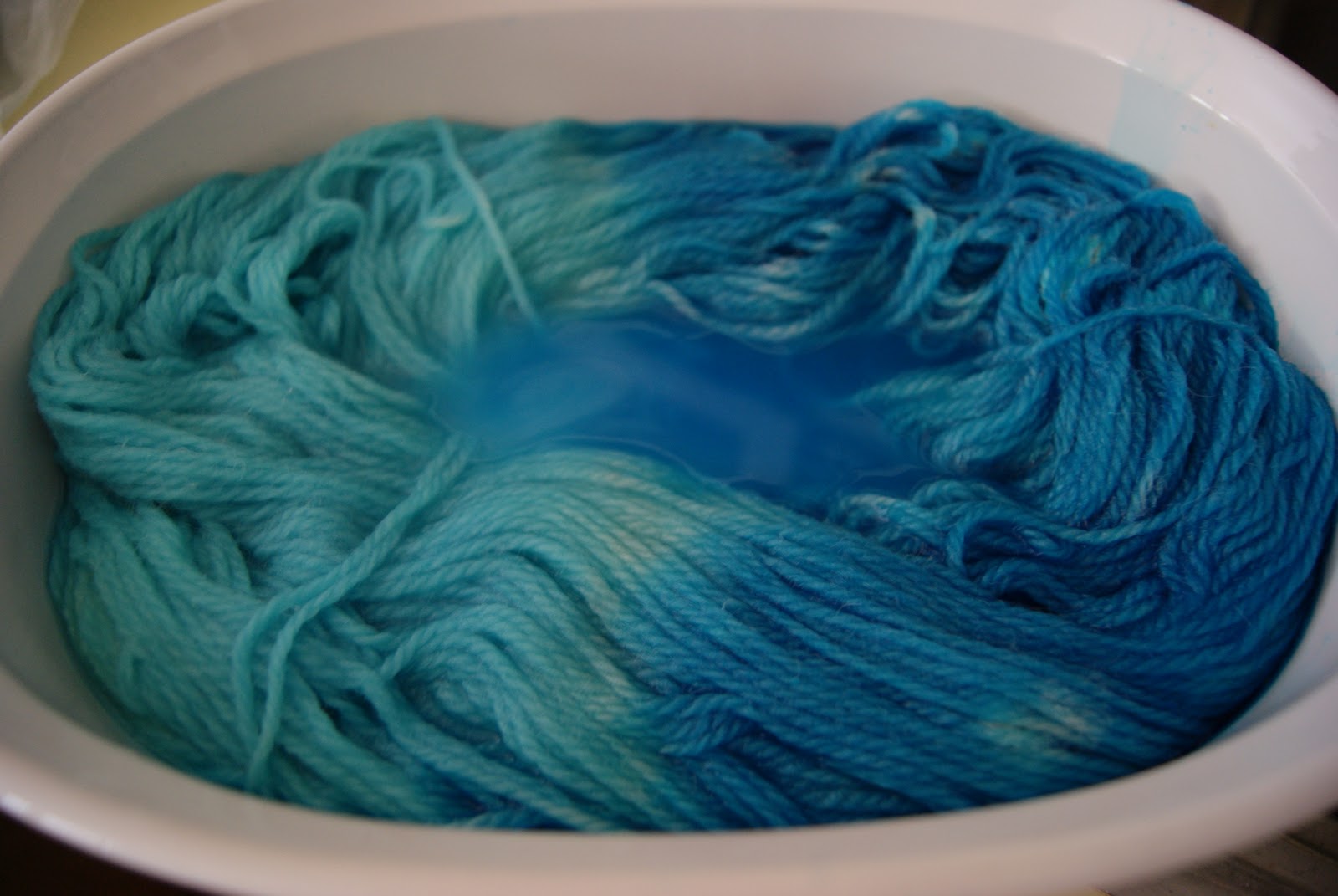 окрашивание шерстяной пряжи. крашение пряжи натуральными красителями. крашение пряжи натуральными красителями. кска для шерстяные ниток. покраска шерстяных.