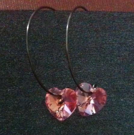 http://2.bp.blogspot.com/_31_h9QniD1Q/TJOMd0BRD7I/AAAAAAAAAXY/5tmMjA9IWrM/s1600/pink+heart+hoop+earrings.JPG