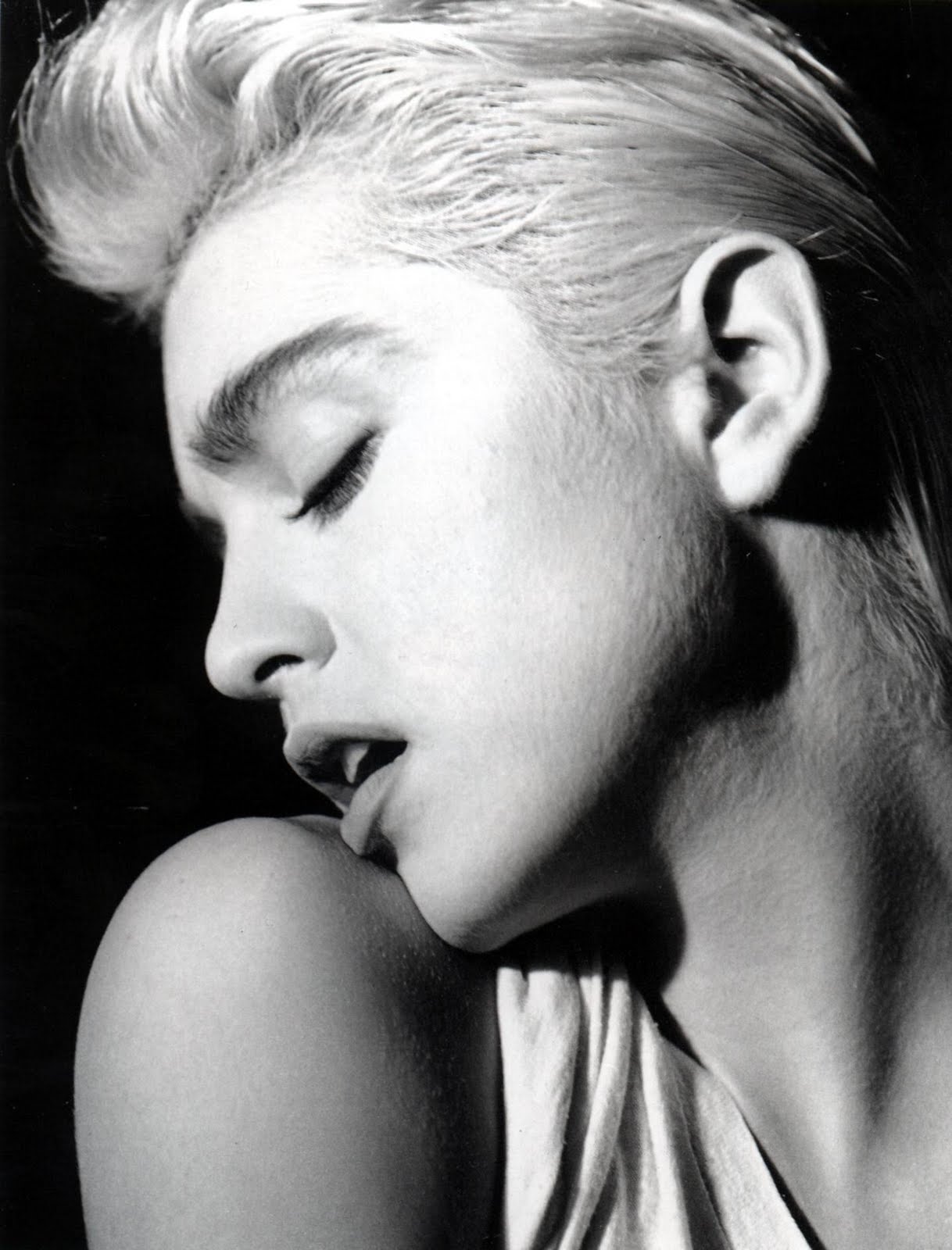 http://2.bp.blogspot.com/_38T64sfKt3Y/TCqDGQC01wI/AAAAAAAAKSU/gOP_RG5HfKM/s1600/madonna_life_magazine_oh_james_dean.jpg