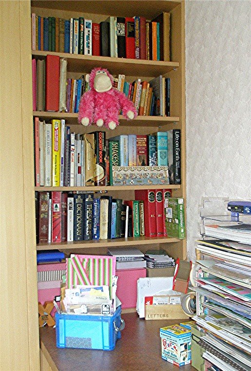 [Ellie+on+bookshelf.jpg]