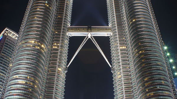menara petronas destinasi wisata ikonik kota kuala lumpur