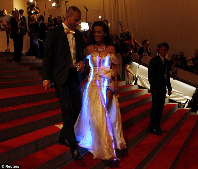 Smashingly...: TOTALLY AWESOME..Katy Perry's light up gown