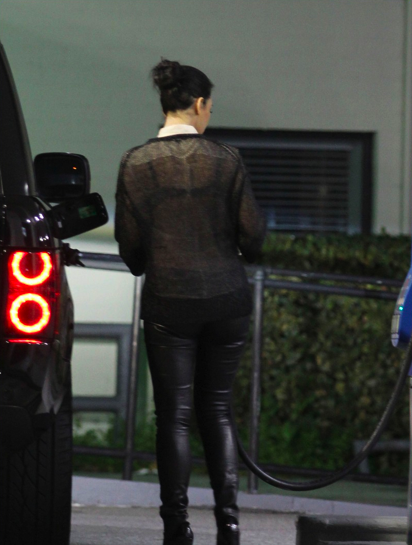 Garage Car: Kim Kardashian Spotted Gas Station Her New Black Range Rover