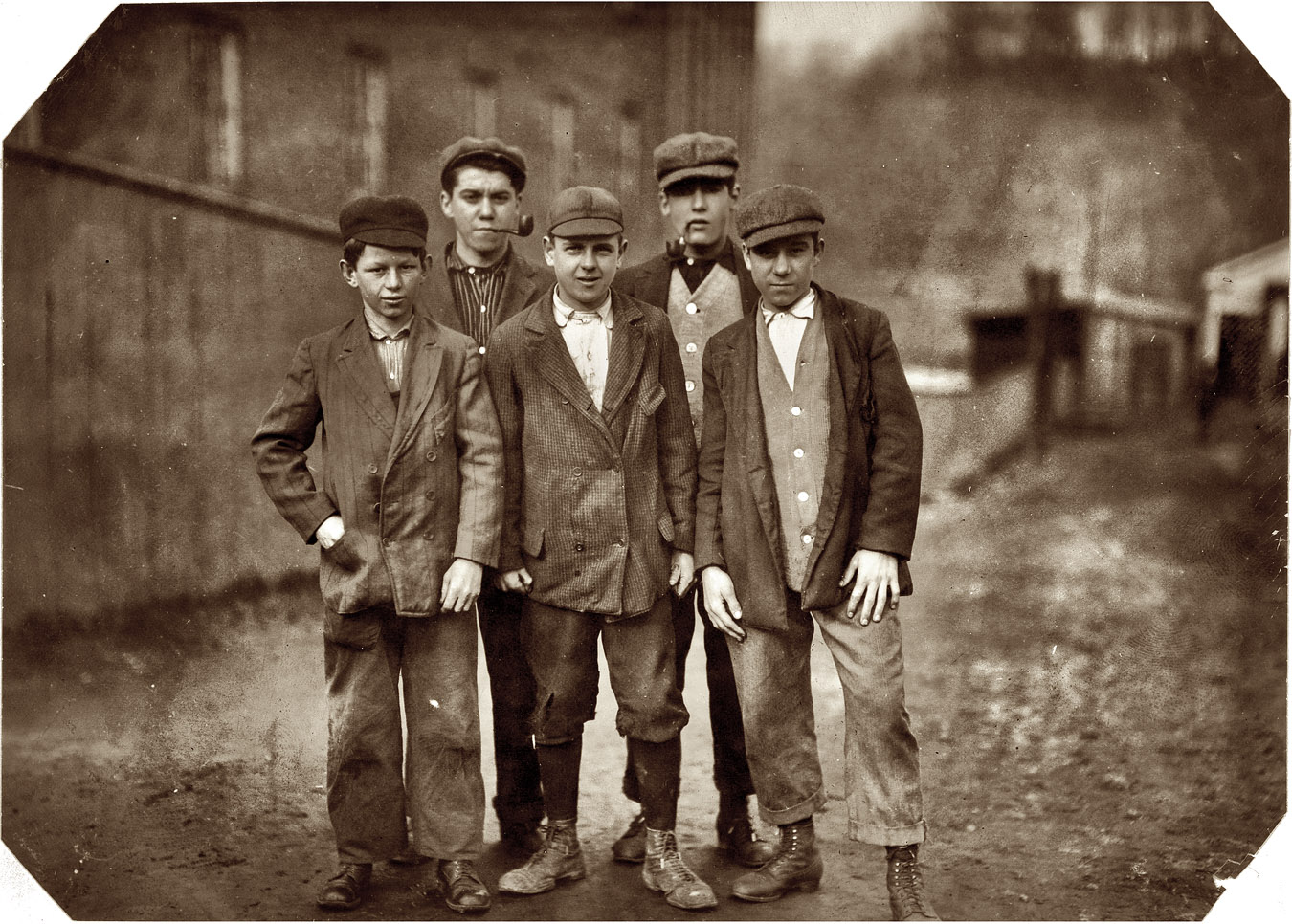 Парни старой школы. Одежда мальчиков 40х годов. Дети Америки 1900-1930. Одежда рабочих 20 века. Шпана 20 века.