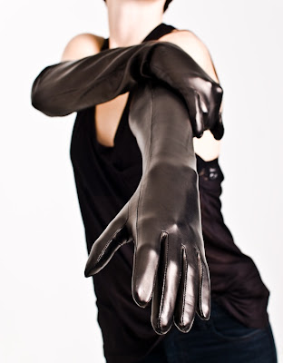 Кожаный перчатки и сопани. Руки госпожи. Мужские ноги в туфлях на шпильке. Ангелика блэк long nails. Девушка в длинных перчатках.