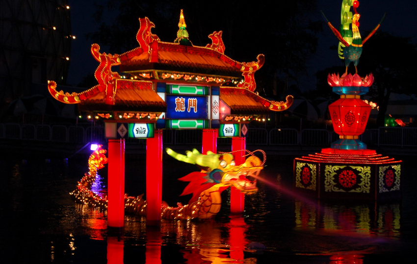 древнекитайский фестиваль фонарей. праздник китайских фонарей в москве 2024. юаньсяоцзе праздник фонарей. праздник фонарей. цветы в форме фонарика.