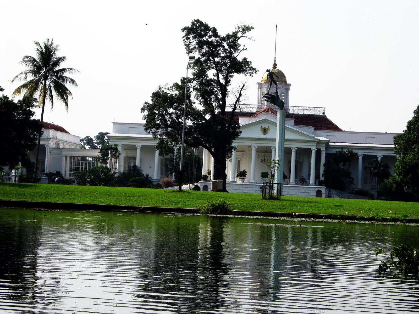 Sky Watch : Bogor Presidential Palace.