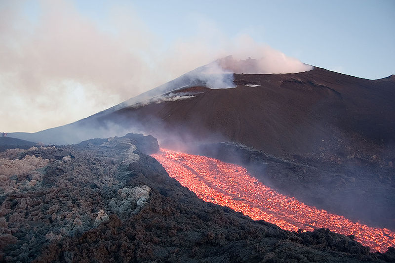 L'Etna è il vulcano attivo più alto del continente europeo e uno dei maggiori al mondo L'Etna è il vulcano attivo più alto del continente europeo e uno dei maggiori al mondo