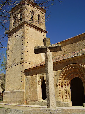 Fachada principal de la iglesia de San Pedro de Gaíllos en Segovia