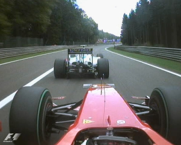 [Räikkönen+passes+Fisichella+Spa+2009.jpg]