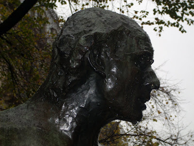 una de las esculturas de Rodin en rambla catalunya