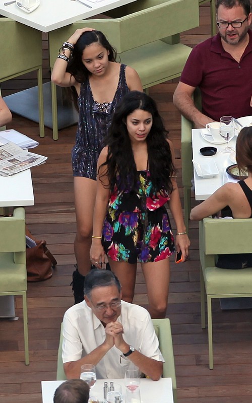 TeenCelebBuzz: Vanessa Hudgens: Hawaii Vacation! Stella Hudgens And Christian Beadles