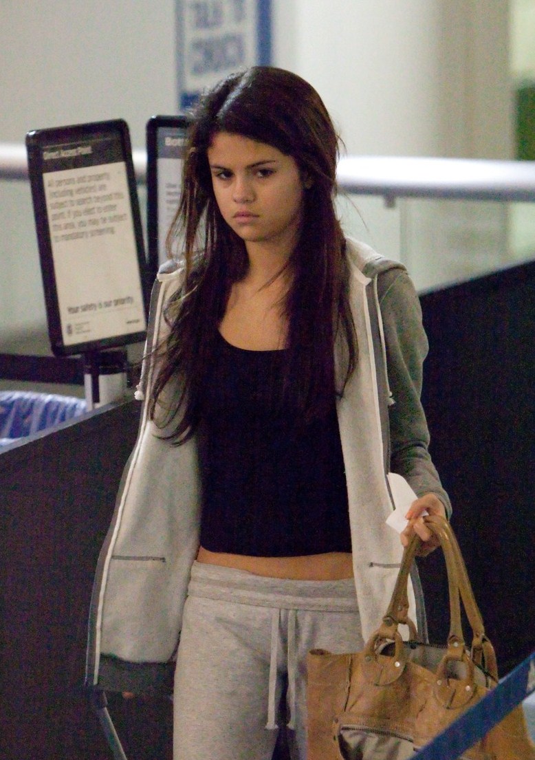 Selena Gomez Heads To Puerto Rico | Hollywood Teen Gallery
