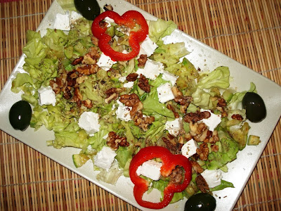 Salata greceasca cu branza feta si nuci