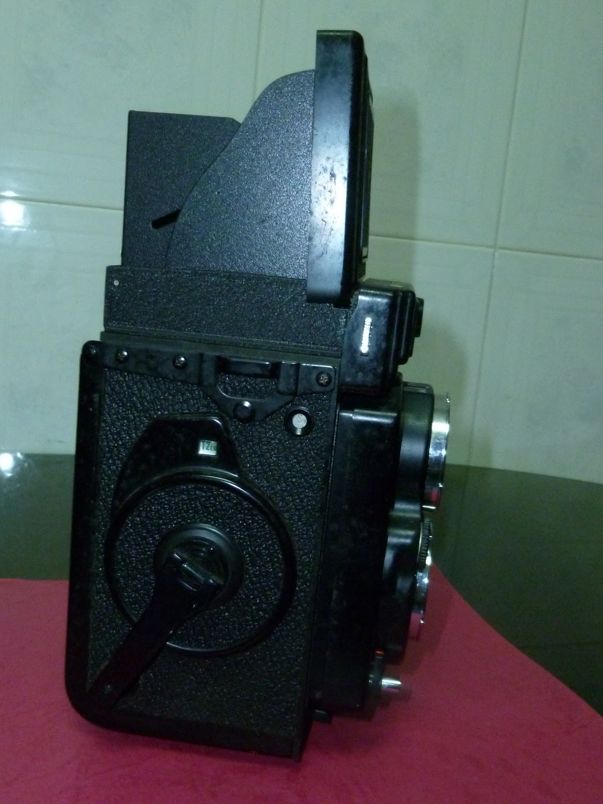 COLLECTIBLE CURIO Vintage Yashica MAT 124G Medium Format TLR Camera