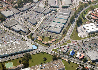 vue aerienne reseau routier et parking sature