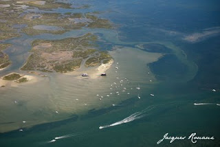 photo aérienne des cabanes tchanquees du bassin d'arcachon