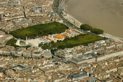vue aerienne de Bordeaux avec le cirque Pinder sur la place des Quinconces