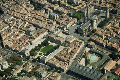 Vue aérienne de la place Pey Berland, de l'hôtel de ville et du tribunal de Bordeaux