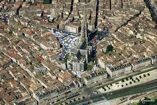 Vue aérienne de la place Saint Michel un jour de marché