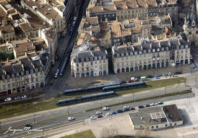 Vue aérienne des quais de Bordeaux avec Tramways au premier plan