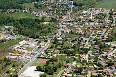 Vue aérienne du ville de Saint Médard d'Eyrans en Gironde