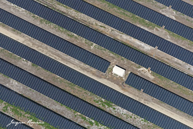 Photo aérienne de panneaux solaire fixes sur la centrale du Garbadan