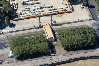 Vue aérienne de la Passerelle de l'architecte Japonais Tadashi Kawamata dans le cadre du festival Evento à Bordeaux