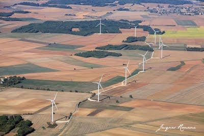 Photo aérienne d'un site d'éoliennes en région Poitou Charente