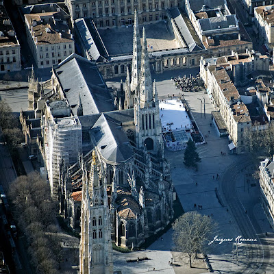 Photo aérienne de la cathédrale de Bordeaux Place Pey Berland avec la patinoire en plein aire face à l'hôtel de ville